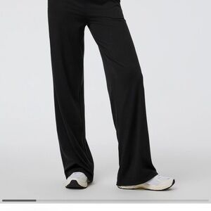 Vuori halo essential pants new with tags